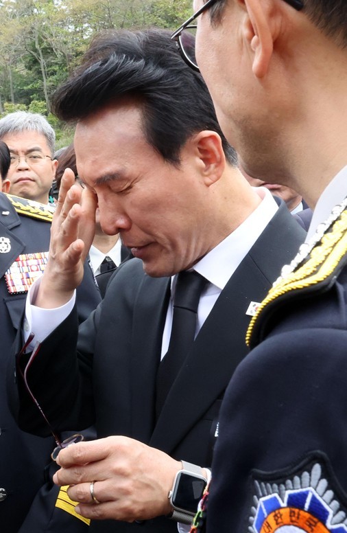 김민석 국무총리가 13일 오전 전남 완도군 완도읍의 장례식장을 찾아 화재현장에서 숨진 소방관을 조문한 뒤 눈물을 닦고 있다. / 뉴스1