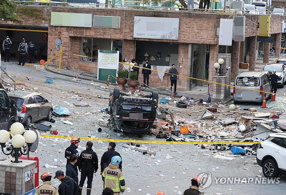 13일 오전 4시께 청주시 흥덕구 봉명동의 한 상가에서 발생한 폭발 사고 여파로 차량이 전복돼 있다 / 연합뉴스
