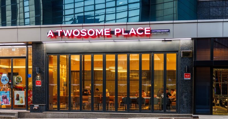 '투썸플레이스(A TWOSOME PLACE)' 매장이 따뜻한 조명을 내뿜으며 도심의 저녁 풍경을 장식하고 있다 / 뉴스 1
