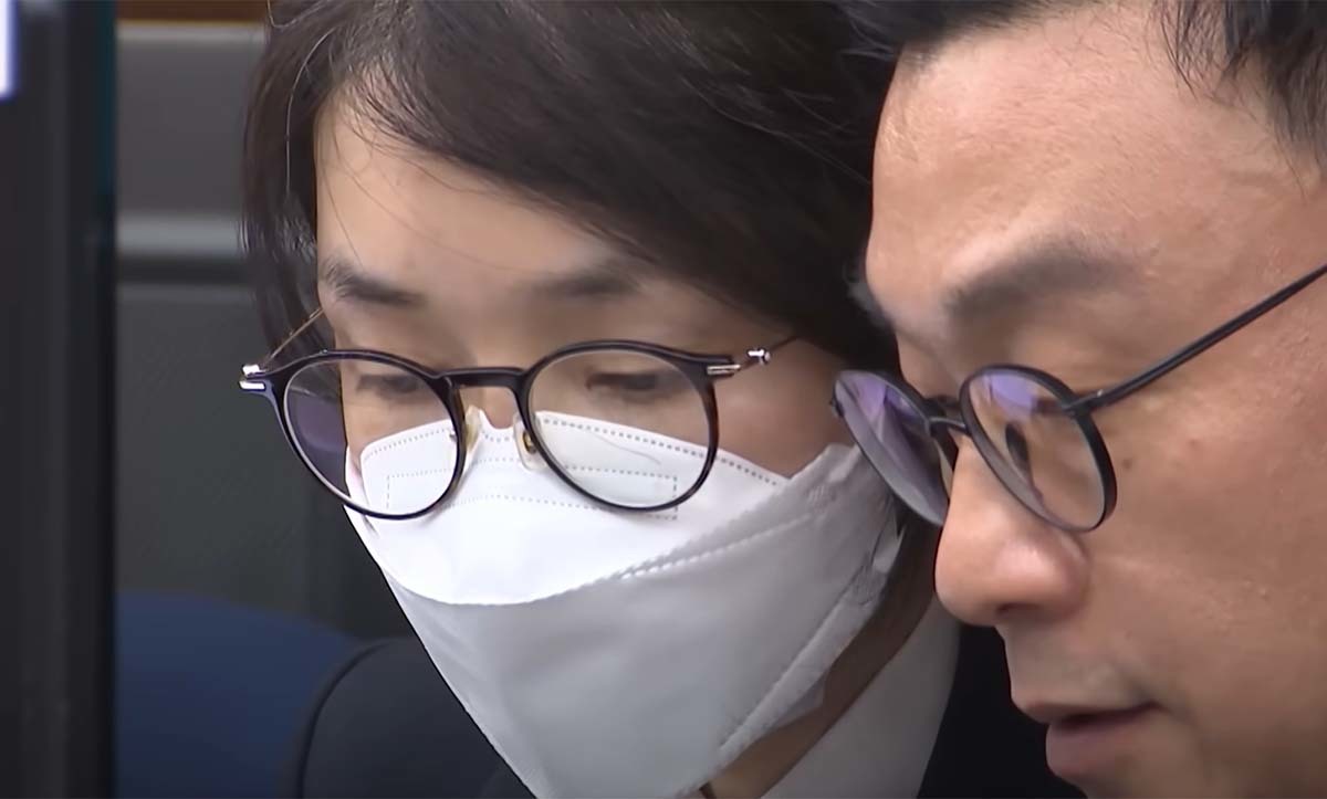 이진관 판사가 “마스크 사용 안 된다”고 하자 김건희가 보인 반응