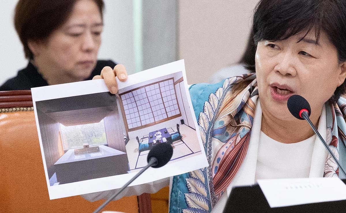 2025년 10월 16일 서울 여의도 국회에서 열린 법제사법위원회 감사원 등에 대한 국정감사에서 서영교 더불어민주당 의원이 21그램이 시공한 대통령 관저 히노끼탕, 다다미방에 대해 질의하고 있다. / 뉴스1