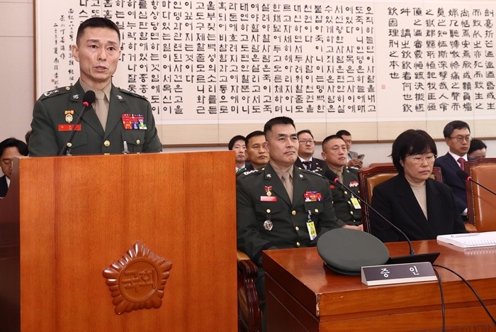 임성근 전 해병대 1사단장이 21일 오전 서울 여의도 국회에서 열린 법제사법위원회 전체회의 순직 해병 수사 방해 및 사건 은폐 등의 진상규명을 위한 특별검사의 임명 등에 관한 법률안 관련 입법청문회에서 '증인 선서 거부' 이유를 밝히고 있다. 왼쪽부터 임 전 사단장, 박정훈 전 해병대수사단장, 유재은 국방부 법무관리관. 2024.6.21 / 뉴스1