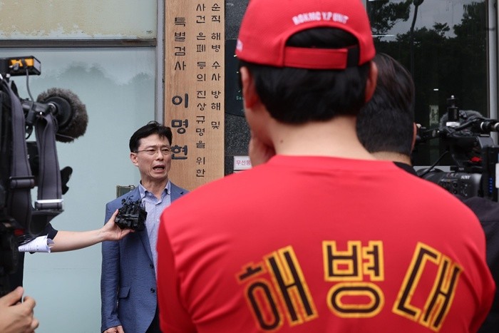 채수근 해병 순직 사건 관련 구명 로비 의혹을 받는 임성근 전 해병대 1사단장이 2일 오후 서울 서초구 서초중앙로 순직해병 특별검사팀으로 소환 조사에 출석하며 입장을 밝히고 있다. 2025.7.2 / 뉴스1