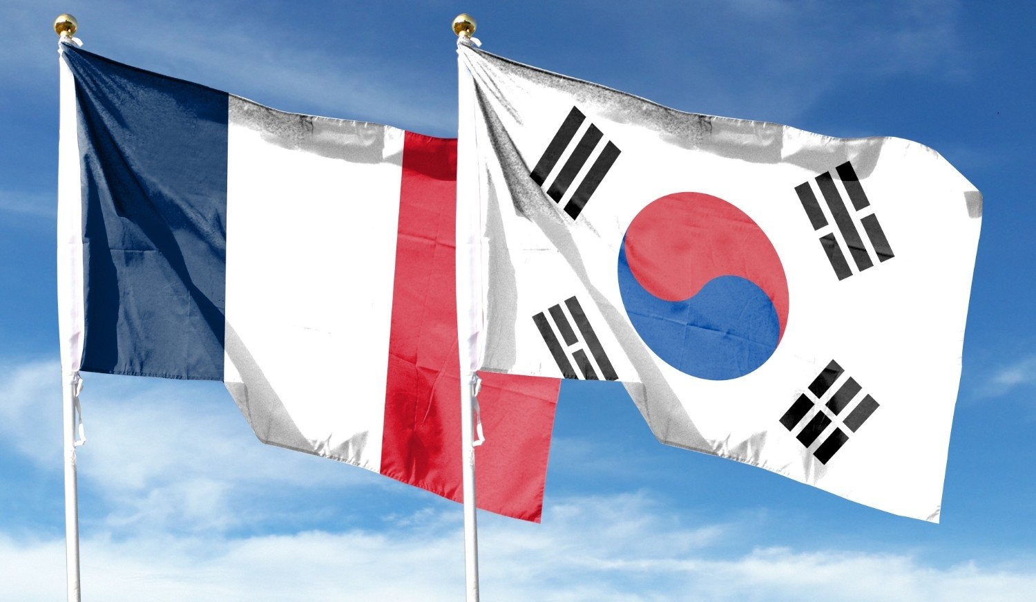 푸른 하늘 아래 프랑스 국기와 대한민국 국기가 함께 펄럭이며 양국의 관계를 상징적으로 보여주고 있다. / 셔터스톡