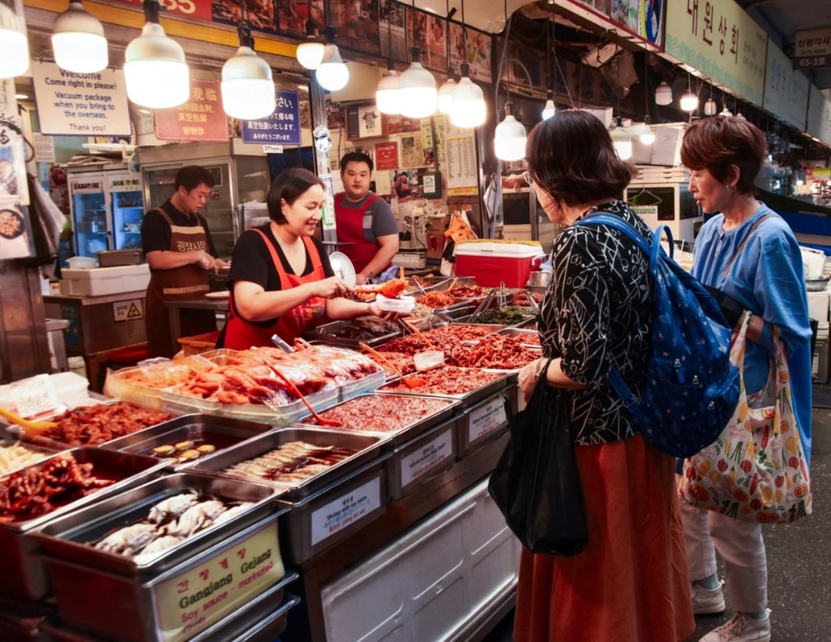 광장시장의 전경 / Karla Fajardo-shutterstock.com