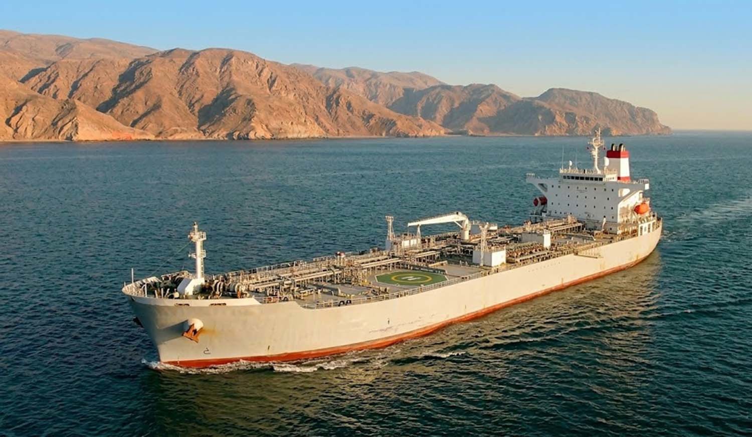 유조선이 호르무즈 해협을 통과하는 모습을 담은 이미지. AI로 제작한 사진이다. 호르무즈 해협은 페르시아만과 오만만을 잇는 전략적 요충지다. 전 세계 원유 물동량의 약 20%가 이곳을 통과한다. 미국·이란 전쟁 이후 이란 혁명수비대가 통항 루트를 사실상 통제하면서 국내외 해운업계의 최대 현안으로 부상했다.