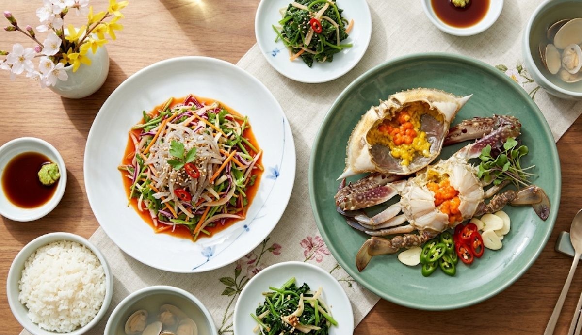 실치와 꽃게 요리. 기사 이해를 돕기 위해 AI로 제작한 자료 이미지로, 실제 모습과 다소 차이가 있을 수 있습니다.