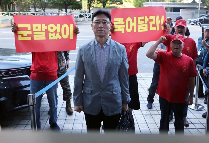 임성근 전 해병대 1사단장이 11일 오전 이명현 특별검사와의 면담을 요청하기 위해 서울 서초구 순직해병 특검 사무실을 방문해 굳게 닫힌 출입문 앞에서 해병대 예비역들의 항의를 받고 있다. 2025.9.11 / 뉴스1