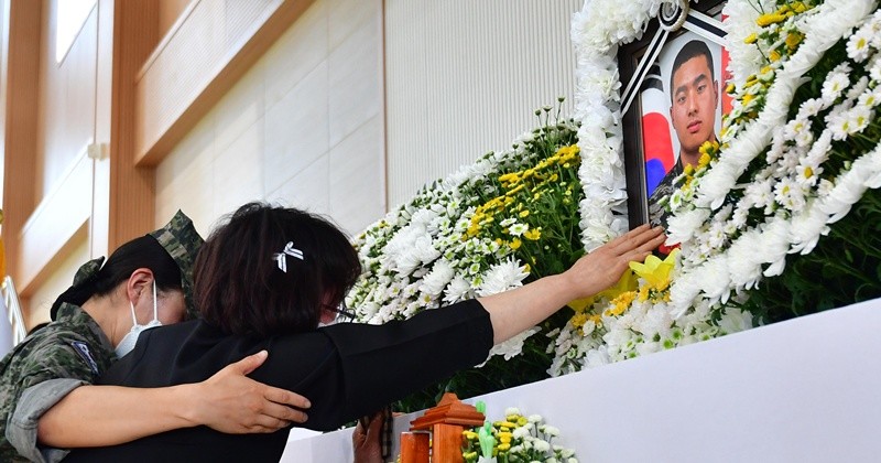 20일 오후 경북 포항시 해병대 1사단 내 김대식 관에 마련된 고 채수근 일병 빈소에서 채 일병의 어머니가 영정 사진을 보고 오열하고 있다. 2023.7.20 / 뉴스1