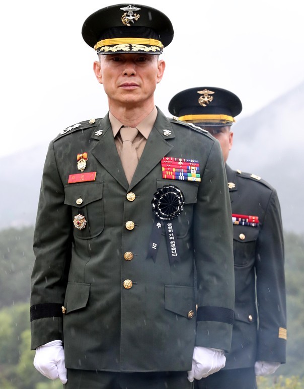 임성근 전 해병대 1사단장이 18일 대전 유성구 국립대전현충원 채수근 상병 묘역에서 거행된 1주기 추모식에서 추모를 마치고 묘비를 바라보고 있다. 2024.7.18 / 뉴스1