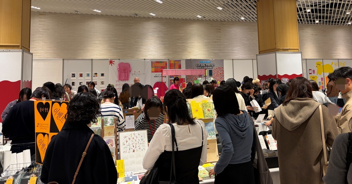 책 사러 온 거 아니었어?… 인파 쏟아진 북페어, 책 대신 '취향' 쇼핑 중