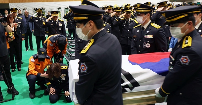 “나에게는 최고의 아빠” 순직 소방관 영결식 울음바다 (영상)