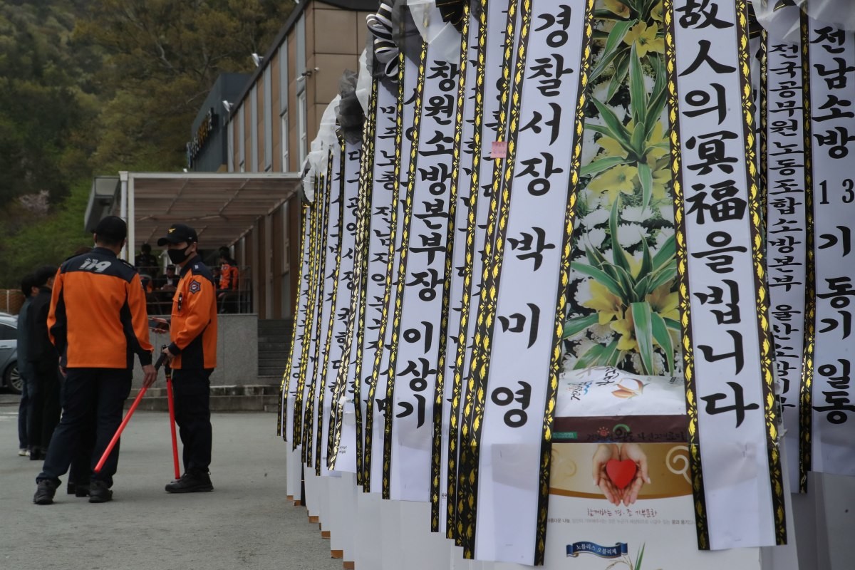 지난 13일 전남 완도군 완도읍 한 장례식장 앞에 냉동창고 화재를 진화하다 순직한 소방대원을 위한 근조화환이 놓여있다. / 뉴스1