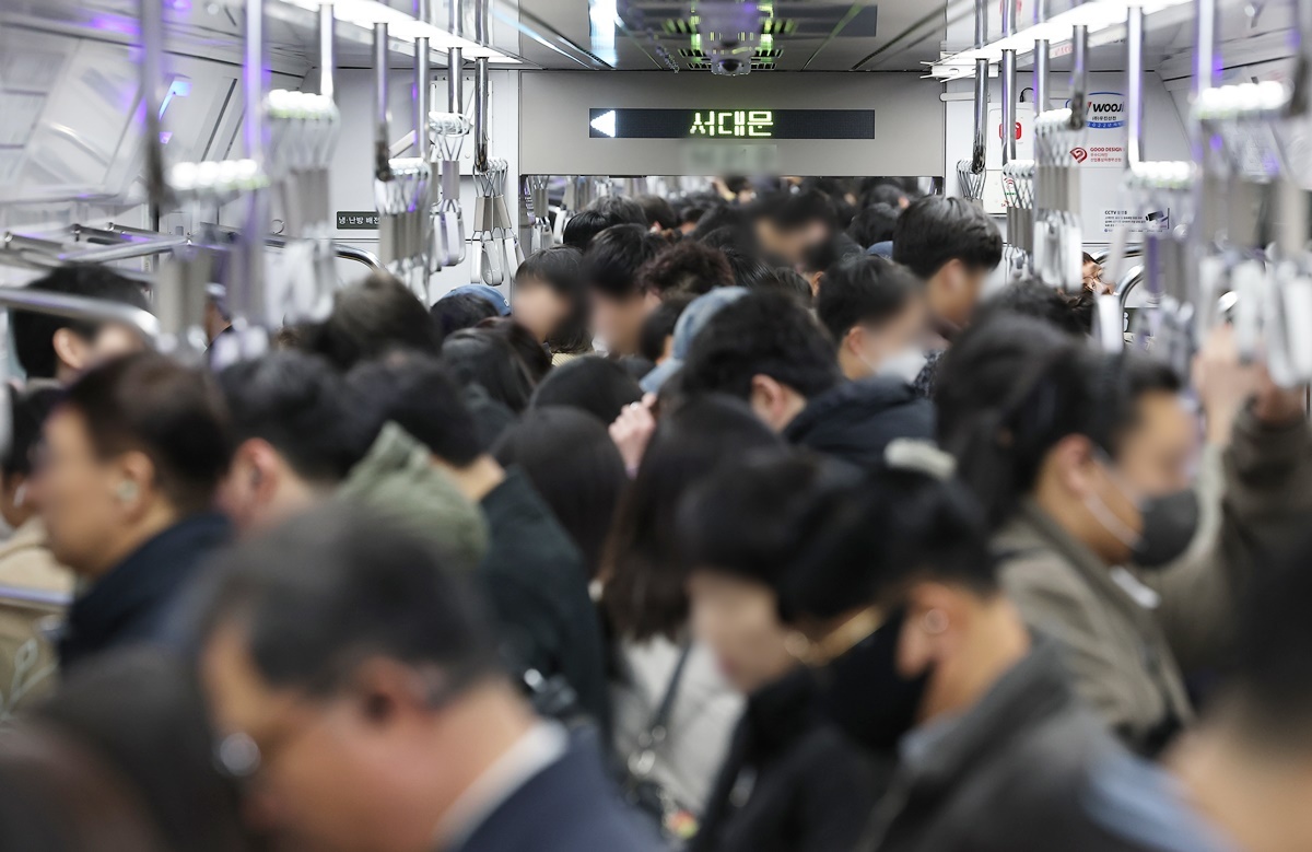 14일 서울지하철 5호선 강동역서 열차 운행 한때 지연…출근길 시민들 불편
