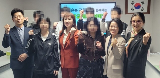 최은순 전라남도함평교육지원청 교육장이 함평군학교밖청소년지원센터를 깜짝 방문해 구태림센터장, 직원들과 함께 기념촬영을 하고 있다./함평군학교밖청소년지원센터