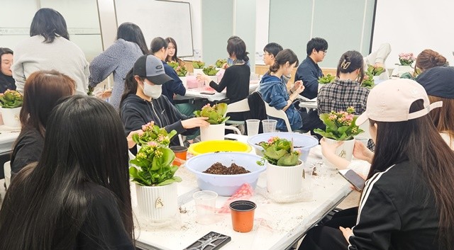 동신대학교 학생상담센터(센터장 박은민)가 최근 재학생들의 정서적 안정과 스트레스 완화를 위해 마련한 ‘힐링시리즈 집단 상담 프로그램’이 큰 인기를 끌고 있다.  / 동신대