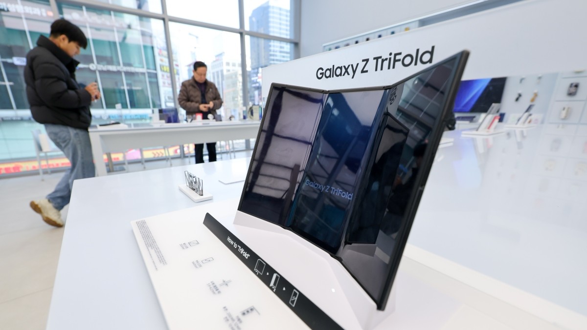지난해 12월 '갤럭시 Z 트라이폴드' 2차 판매가 시작된 17일 서울 서초구 삼성 강남에 갤럭시 Z 트라이폴드가 진열돼 있다. / 뉴스1