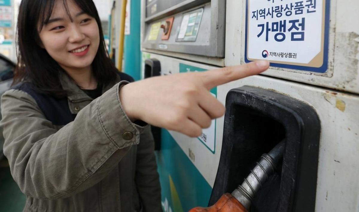고유가 피해 지원금 사용 전, 사용 가능한 주유소인지 사전에 꼭 확인하기. 기사 내용 토대로 AI툴 활용해 제작한 자료사진.