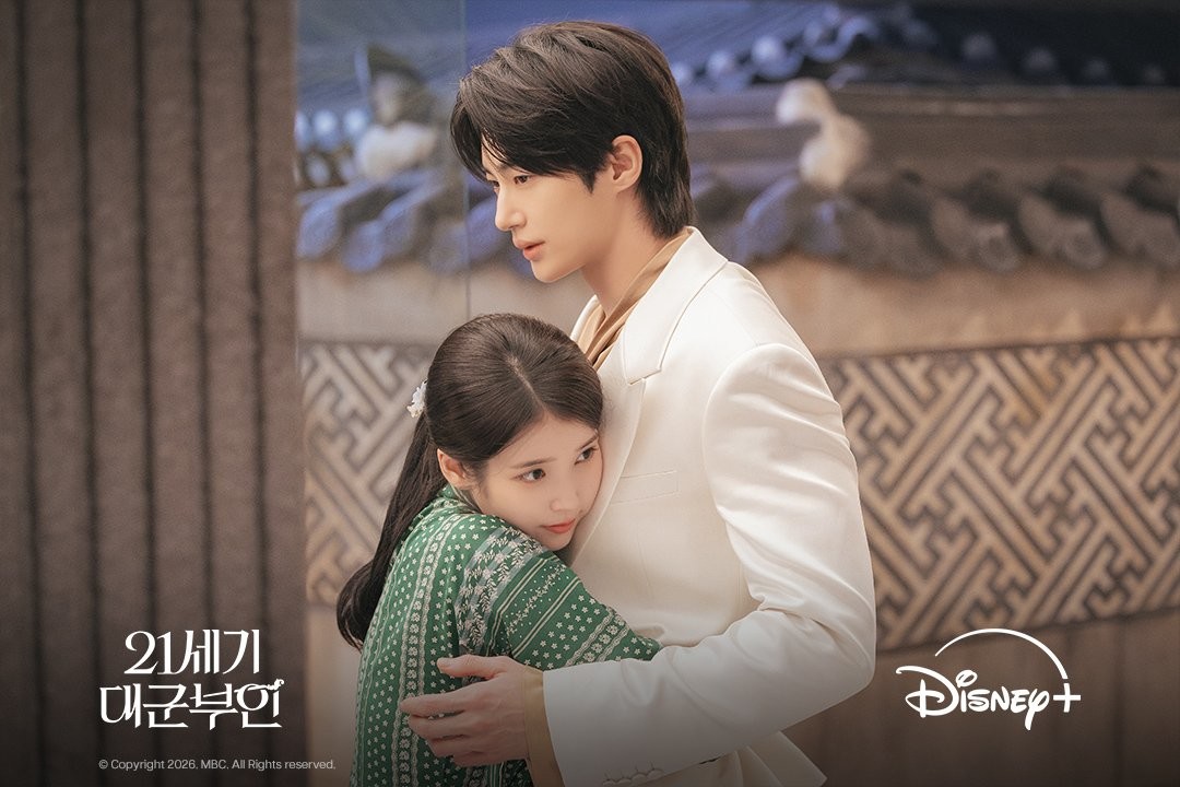계약 결혼 수락으로 본격 로맨스를 예고한 성희주(아이유)와 이안대군(변우석) / 디즈니+