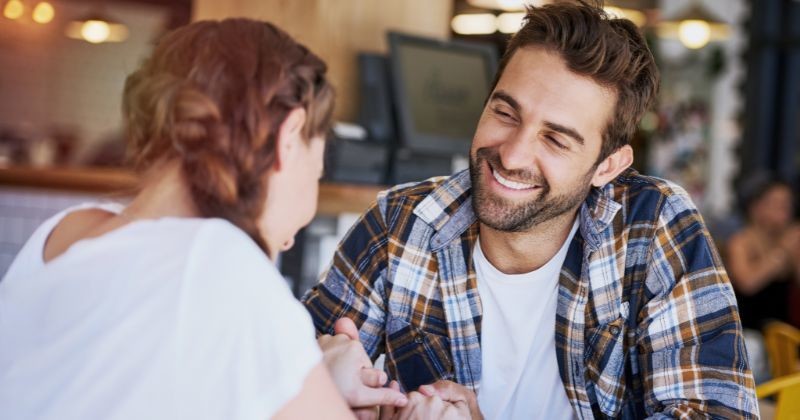 행복, 커플 대화, 로맨틱 및 점심 데이트를 위해 카페에서 토론과 손을 잡고 / 셔터스톡