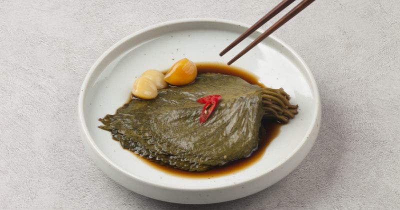 깻잎을 소금물이나 된장에 담가 만드는 절임 음식 / 셔터스톡
