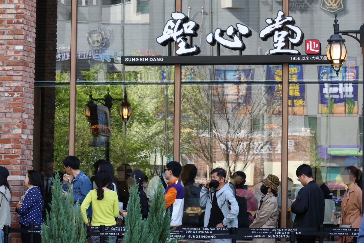 대전 유성구 성심당 DCC점에 긴 줄이 늘어서 있다. / 연합뉴스