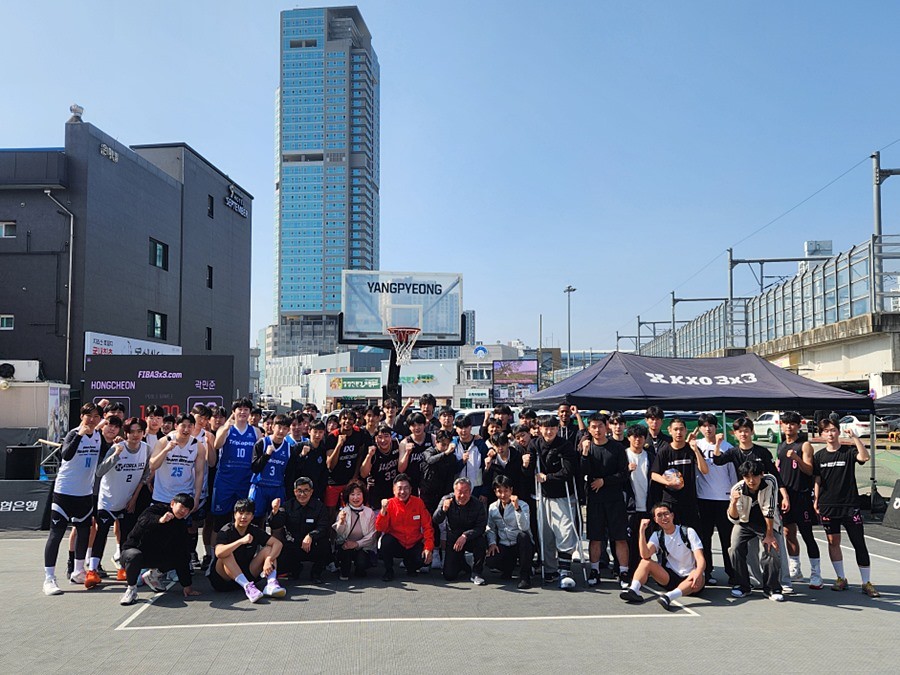 군수님과 함께한 참가자 단체사진