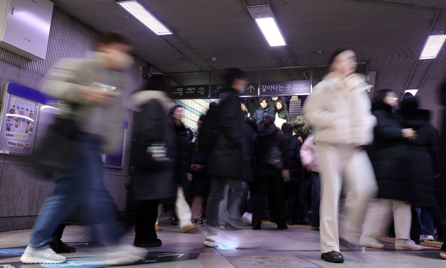 서울 중구 충무로역에서 출근길 시민들이 몰리며 지하철이 혼잡한 모습을 보이고 있다. / 뉴스1