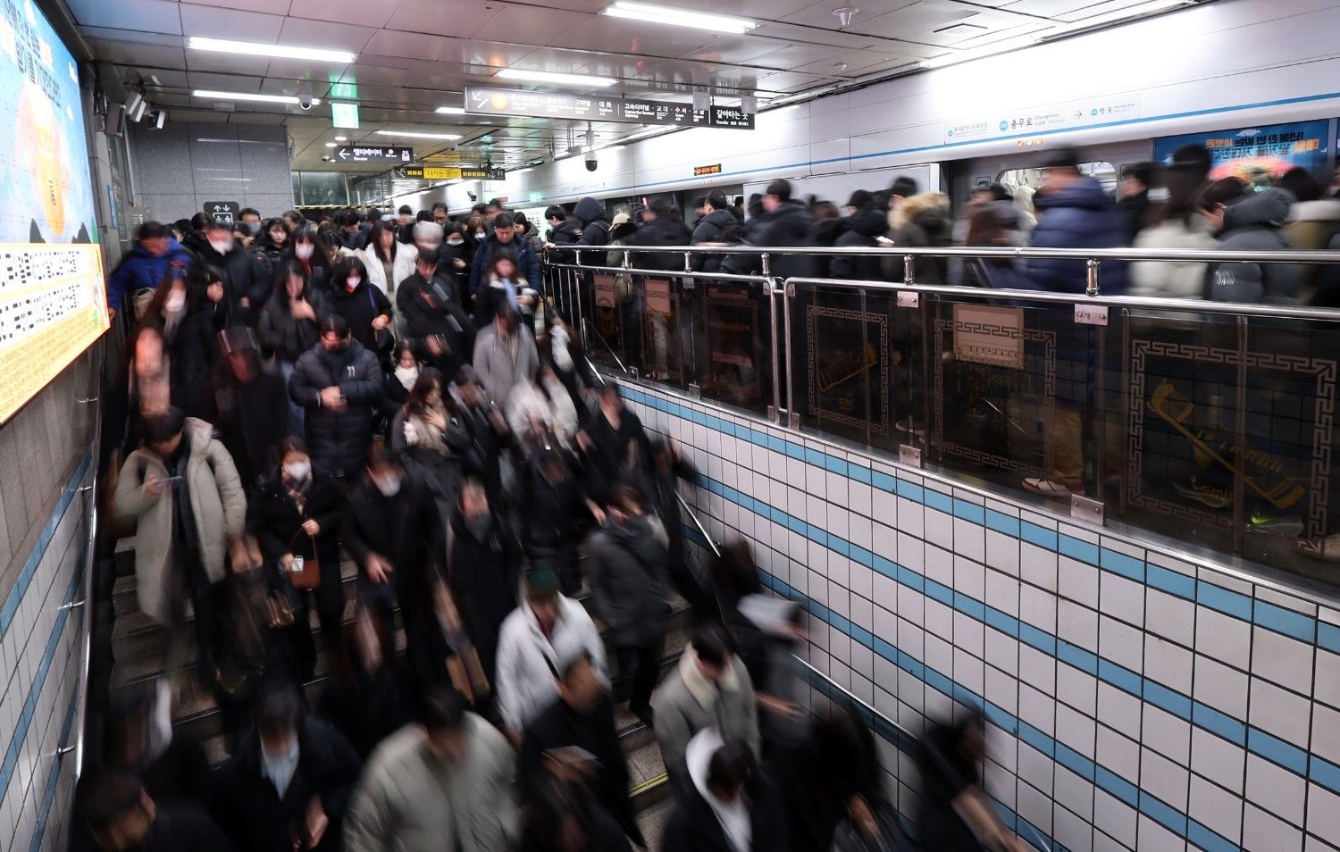 서울 중구 충무로역에서 출근길 시민들이 몰리며 지하철이 혼잡한 모습을 보이고 있다. / 뉴스1