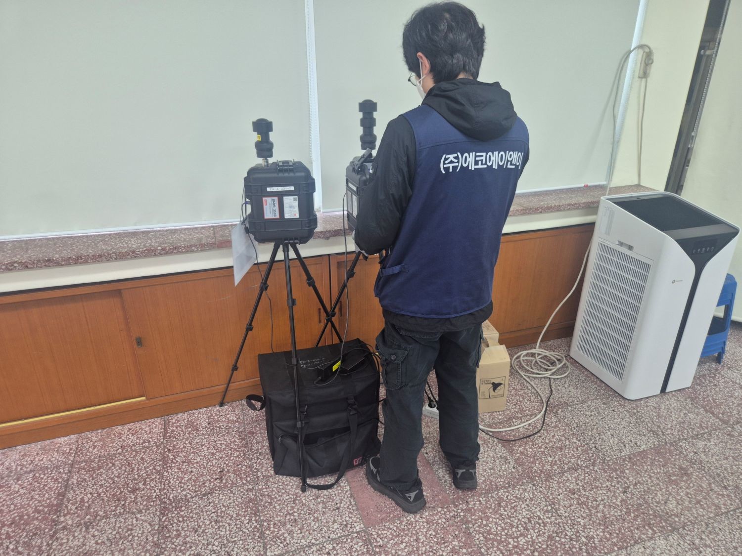 미세먼지 측정을 위해 측정 기기를 과학실에 설치하는 모습 / 사진=대전시교육청