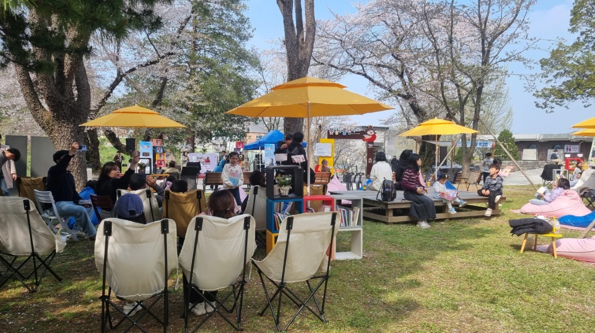 “벚꽃 아래서 책 한 권의 사치”… 공주시 ‘꽃멍’ 야외도서관 성황리 종료