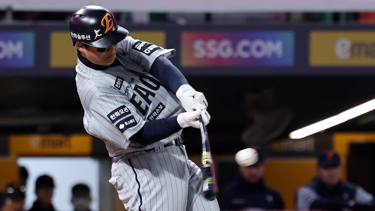 지난 7일 오후 인천 미추홀구 SSG랜더스필드에서 열린 프로야구 '2026 신한 SOL KBO리그' SSG 랜더스와 한화 이글스의 경기, 5회초 한화의 공격 1사 주자없는 상황 때 노시환이 안타를 치고 있다. / 뉴스1