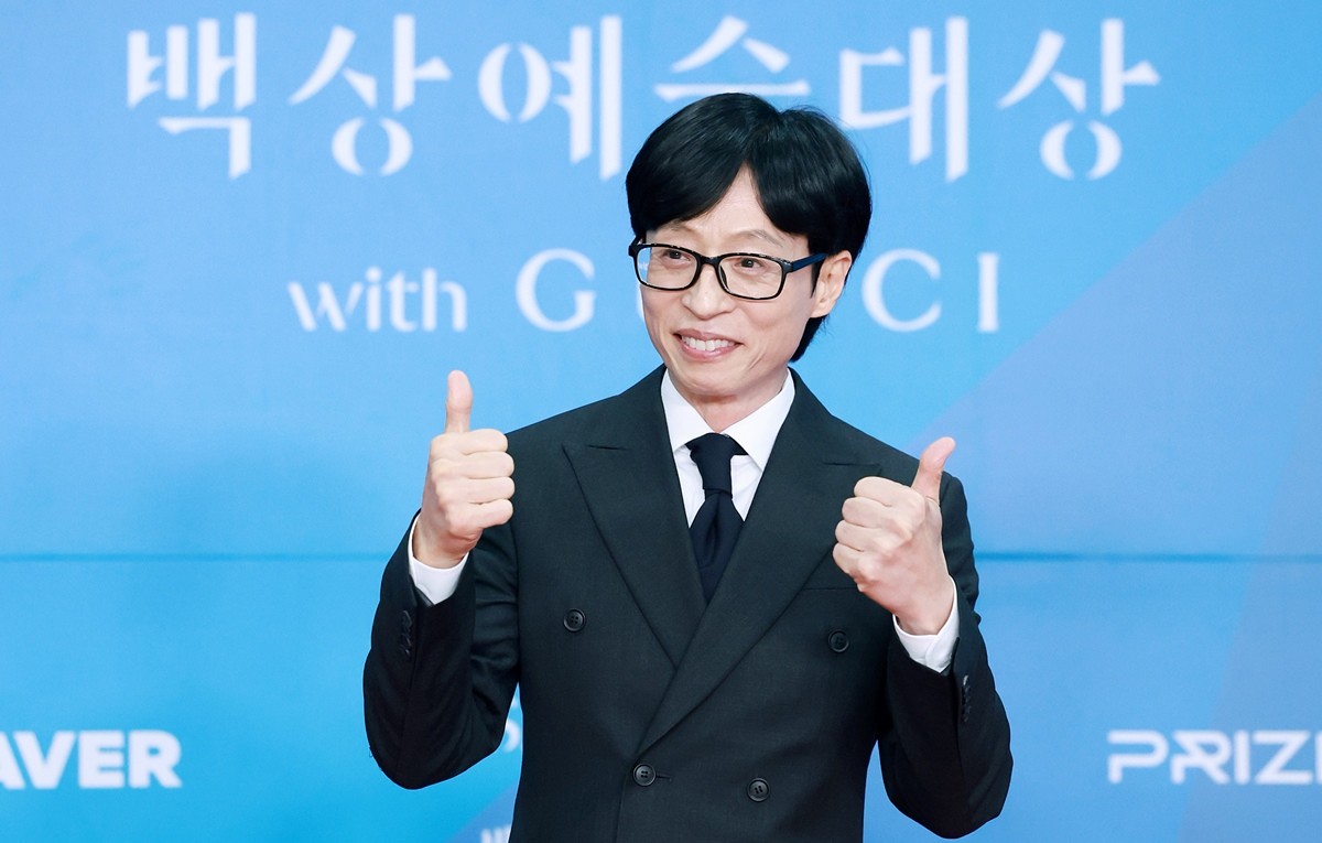 유재석이 지난해 열린 '61회 백상예술대상' 레드카펫에서 포즈를 취하고 있는 모습 / 뉴스1
