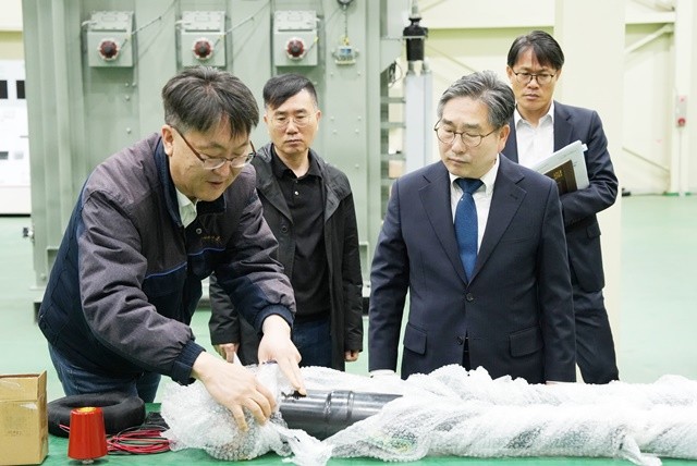 강상구 나주시장 권한대행이 지난 10일 혁신산단에 입주한 기업들을 방문해 애로사항을 청취하고 운영현황을 점검했다. ㈜온을 방문해 공장 점검을 하고 있다./ 나주시