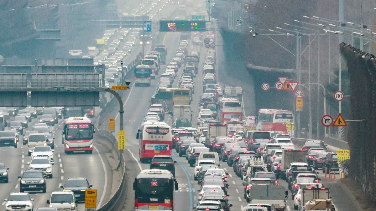 고속도로 자료사진. 14일 국토교통부에 따르면 오는 16일부터 노선버스와 심야 화물차의 전국 재정고속도로 통행료를 전액 면제한다. 노선버스는 자정부터, 심야화물차는 같은 날 오후 9시부터 적용된다.      / 뉴스1