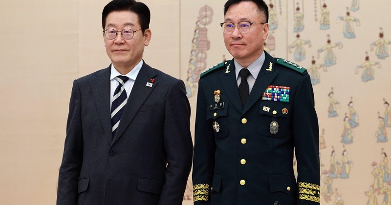 이재명 대통령이 16일 청와대 본관에서 열린 3성 장군 진급·보직 신고 및 수치 수여식에서 이상렬 제3군단장과 기념촬영을 하고 있다. / 뉴스1