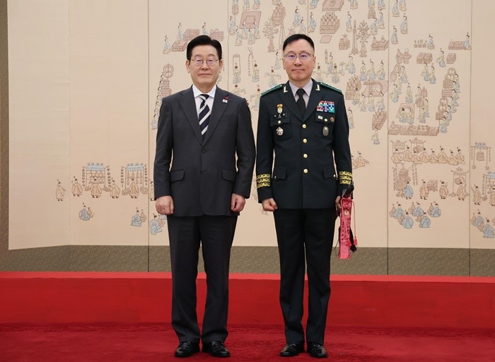 이재명 대통령이 16일 청와대 본관에서 열린 3성 장군 진급·보직 신고 및 수치 수여식에서 이상렬 제3군단장관과 기념촬영을 하고 있다. / 뉴스1