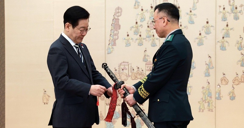 이재명 대통령이16일 청와대 본관에서 열린 3성 장군 진급·보직 신고 및 수치 수여식에서 이상렬 제3군단장의 삼정검에 수치를 달아주고 있다. / 뉴스1