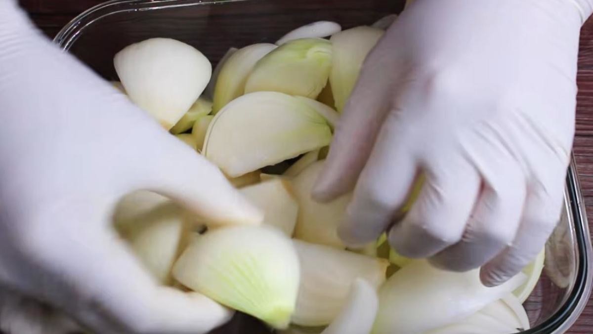 자른 양파를 그릇에 담은 모습. / 유튜브 '집밥 korean home cooking'