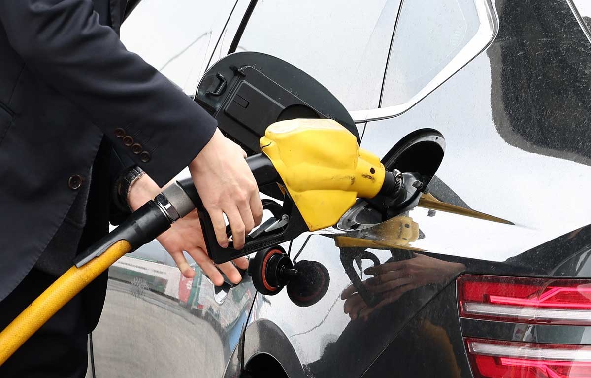 서울 서초구 만남의광장 주유소에서 주유하는 운전자. / 뉴스1