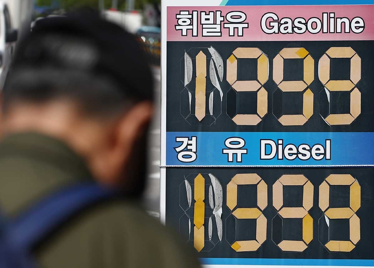 기름 넣기 무섭네…국내 기름값 2000원 돌파 눈 앞. 미국의 이란 해상 봉쇄 조치가 시행되면서 국내 주유소 기름값이 2000원 돌파를 눈앞에 두고 있다. 14일 한국석유공사 유가정보시스템 오피넷에 따르면 전국 주유소 평균 휘발유 판매 가격은 전날보다 1.3원 오른 L당 1996.2원, 경유 가격은 전날보다 1.0원 상승한 1989.8원으로 오름세를 보였다. 사진은 이날(14일) 오후 서울 시내의 주유소 유가정보판 모습. / 뉴스1