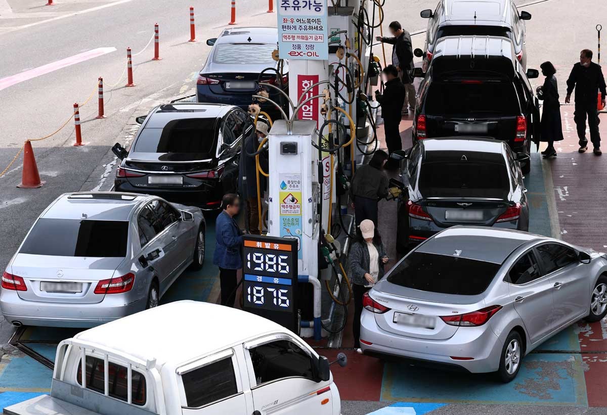 지난달 29일 오전 서울 서초구 만남의광장 주유소에서 시민들이 주유를 하고 있다. 리터당 210원 오른 가격으로 2차 석유 최고가격제가 시행된 이후 국제유가 상승으로 소비자가격이 2천 원대 초반까지 오를 것이라는 관측이 나오면서 소비자들의 부담이 갈수록 커지고 있다. / 뉴스1