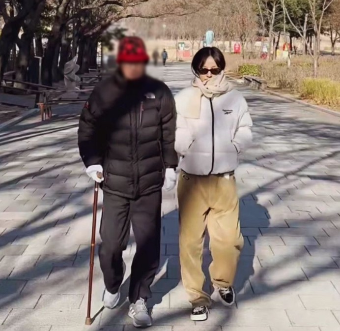 아버지와 산책 중인 이효리 / 이효리 친언니 인스타그램