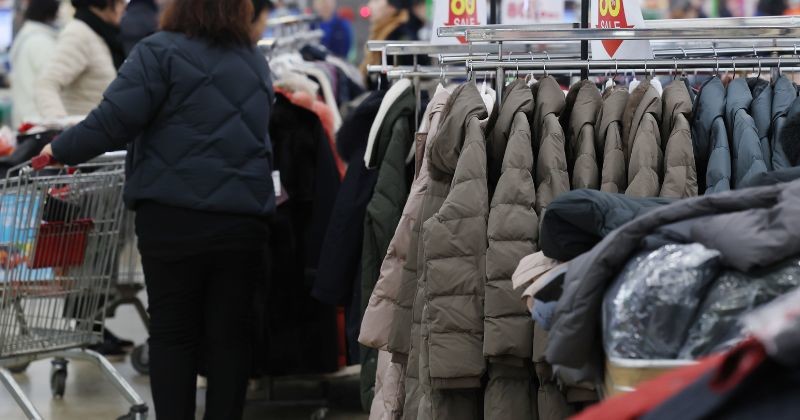 옷 가게에서 롱패딩 / 뉴스 1