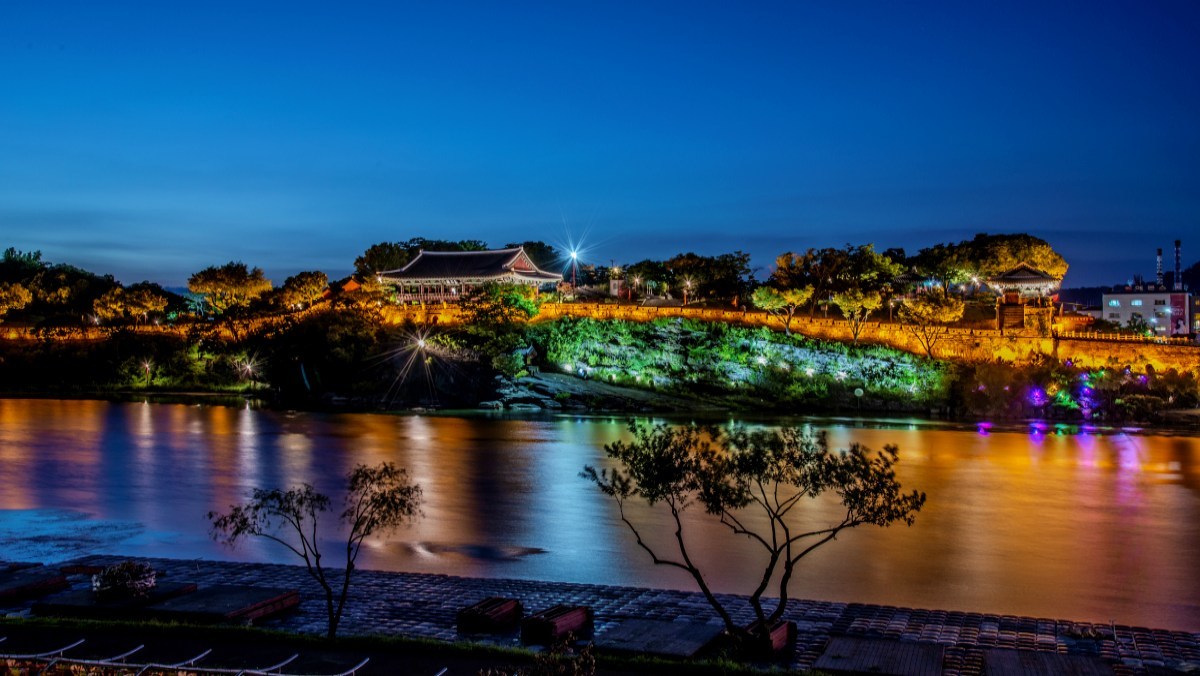 '한국관광 100선'의 자부심…밤이면 빛나는 1.7km, 역사가 깃든 '야경 명소'