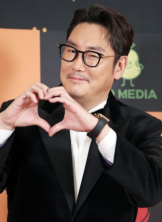 배우 조진웅이 5일 오후 서울 중구 소공동 롯데호텔 크리스탈볼륨에서 열린 2024 서울국제영화대상 시상식 레드카펫에 참석해 포즈를 취하고 있다. 2024.12.5/뉴스1