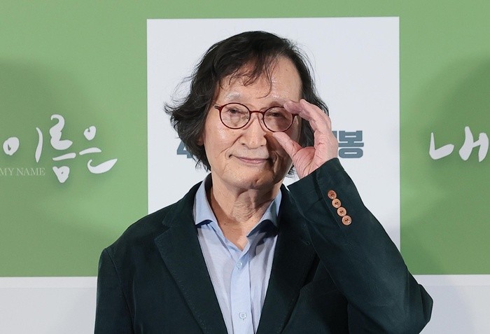 정지영 감독이 2일 서울 용산구 CGV용산아이파크몰에서 열린 영화 '내 이름은' 언론시사회 및 기자간담회에서 포즈를 취하고 있다. '내 이름은'은 촌스러운 자신의 이름을 지우고 싶은 18세 소년 영옥(신우빈 분)과 까맣게 잊힌 1949년 제주의 아픈 기억을 되찾으려는 어머니 정순(염혜란 분)의 숨 막히는 궤적을 쫓는 작품이다. / 뉴스1