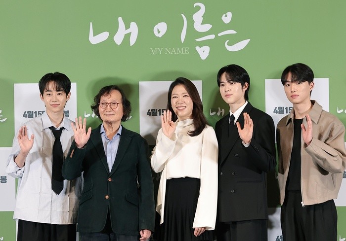 배우 박지빈(왼쪽부터)과 정지영 감독, 염혜란, 신우빈, 최준우가 2일 서울 용산구 CGV용산아이파크몰에서 열린 영화 '내 이름은' 언론시사회 및 기자간담회에서 포즈를 취하고 있다. '내 이름은'은 촌스러운 자신의 이름을 지우고 싶은 18세 소년 영옥(신우빈 분)과 까맣게 잊힌 1949년 제주의 아픈 기억을 되찾으려는 어머니 정순(염혜란 분)의 숨 막히는 궤적을 쫓는 작품이다. / 뉴스1