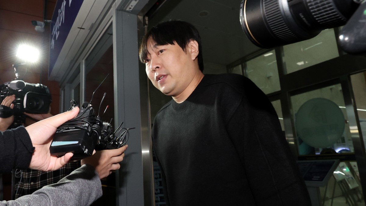 인터넷 불법 도박 사실을 털어놓은 개그맨 이진호가 2024년 10월 22일 서울 강남경찰서에 피의자 신분으로 출석하며 고개숙여 사과하고 있는 모습. / 뉴스1