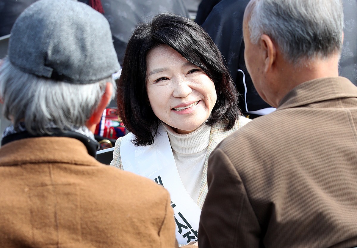 국민의힘 대구시장 경선에서 컷오프 된 이진숙 전 방송통신위원장이 시민들과 인사를 나누고 있다. 자료 사진. 이진숙 전 위원장은 '장동혁 대표께 요청한다'라며 '책임지고 공정한 경선 절차를 복원시켜달라'라고 강조했다. 이 전 위원장은 14일 오후 국민의힘 대구시당에서 기자회견을 하고 '국민의힘에 대한 충정으로 드리는 마지막 호소'라며 이렇게 밝혔다.     / 뉴스1